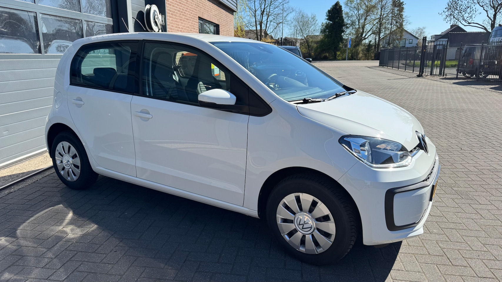 Volkswagen Up! - 1.0 CRUISE CONTROL/PDC/CAMERA/ECC/LANE ASSIST/DAB/ALL SEASON