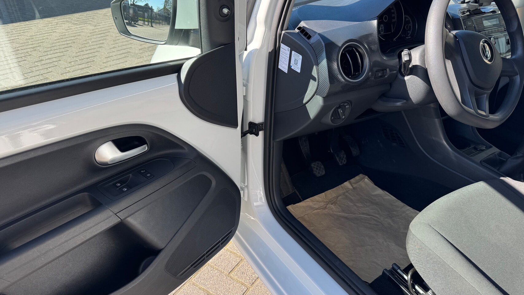 Volkswagen Up! - 1.0 CRUISE CONTROL/PDC/CAMERA/ECC/LANE ASSIST/DAB/ALL SEASON