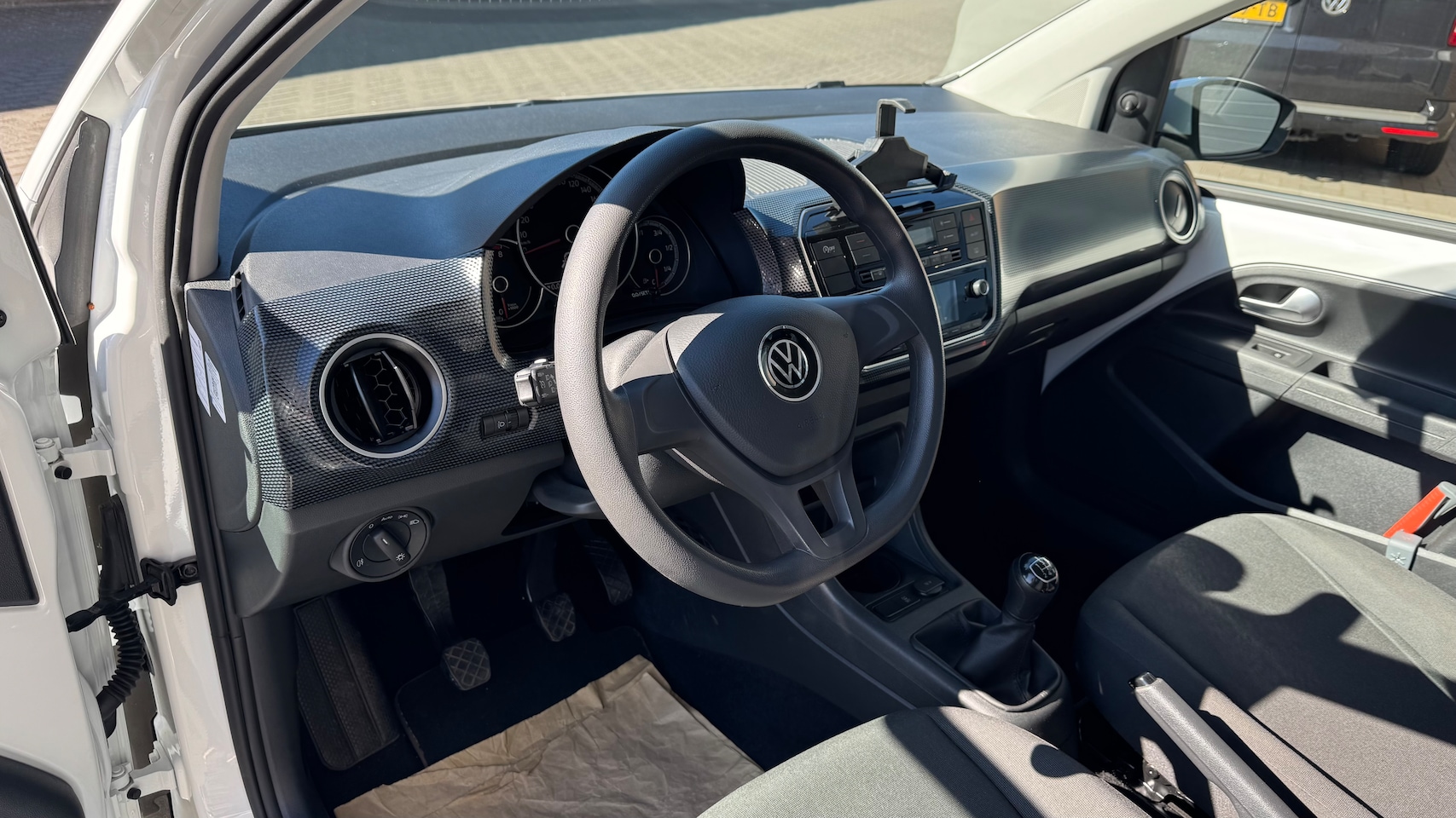 Volkswagen Up! - 1.0 CRUISE CONTROL/PDC/CAMERA/ECC/LANE ASSIST/DAB/ALL SEASON