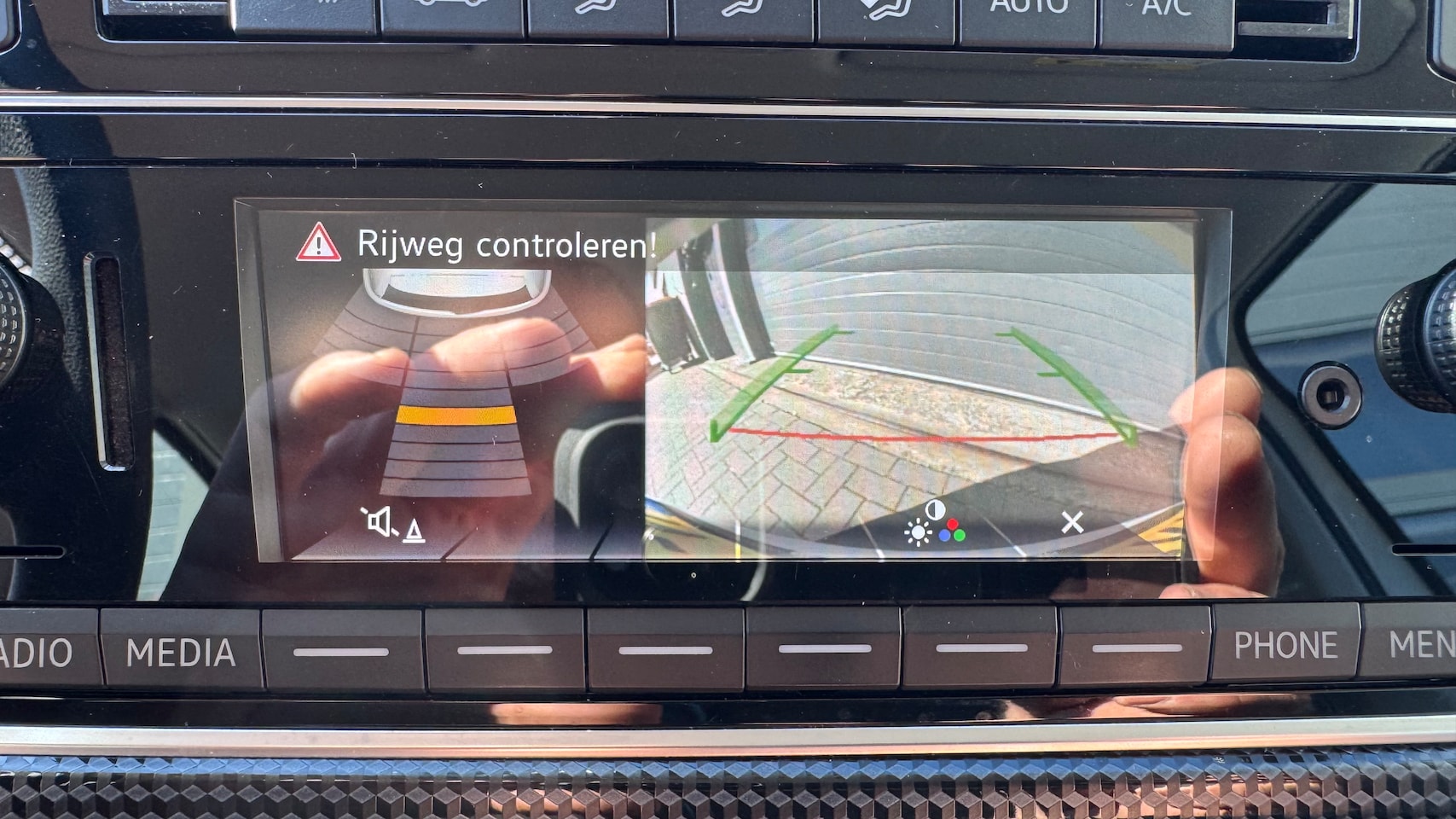Volkswagen Up! - 1.0 CRUISE CONTROL/PDC/CAMERA/ECC/LANE ASSIST/DAB/ALL SEASON