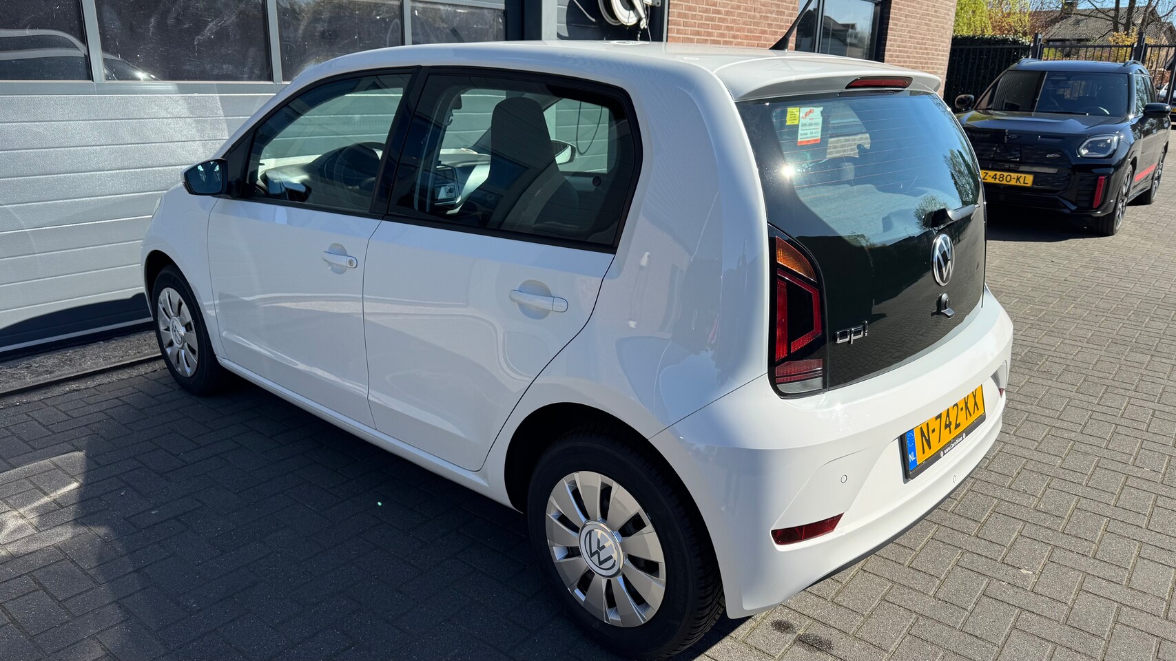 Volkswagen Up! - 1.0 CRUISE CONTROL/PDC/CAMERA/ECC/LANE ASSIST/DAB/ALL SEASON
