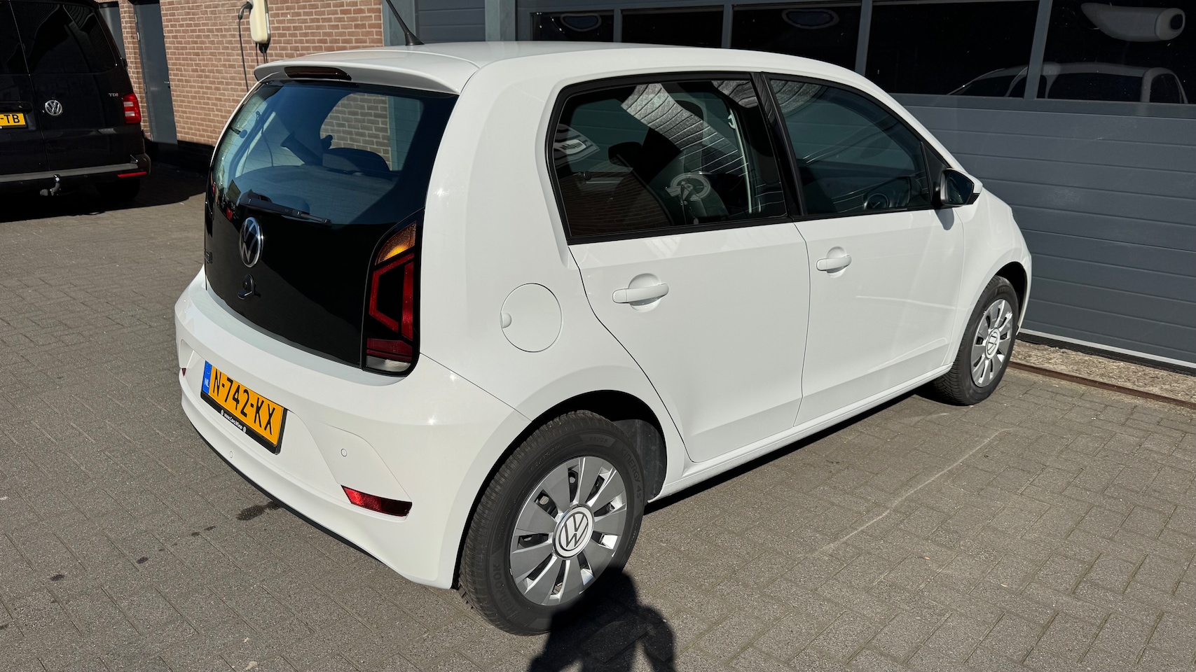 Volkswagen Up! - 1.0 CRUISE CONTROL/PDC/CAMERA/ECC/LANE ASSIST/DAB/ALL SEASON