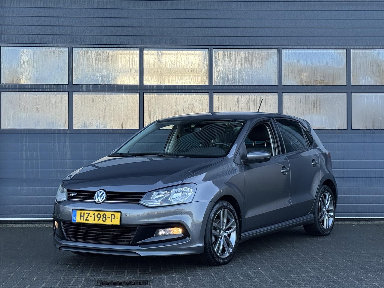 Volkswagen Polo - 1.2 TSI R-LINE I 5-DEURS I CLIMATE CONTROL I NAVIGATIE - AutoWereld.nl