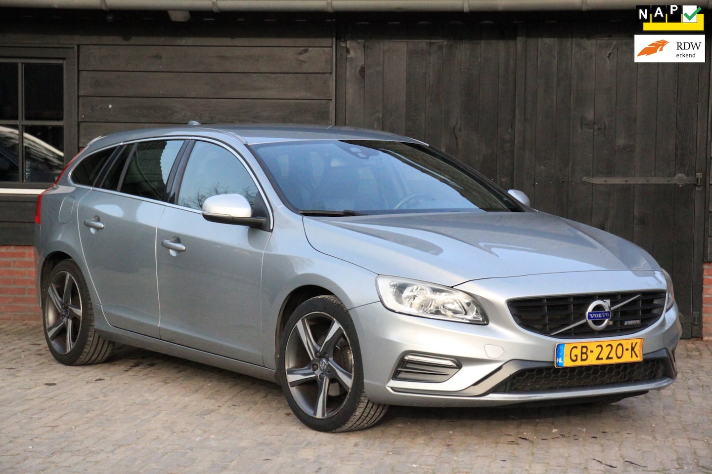 Volvo V60 - 1.6 T3 R-Design Navigatie/Parkeersensor/18"inch lmv/Apk 04-2027 - AutoWereld.nl
