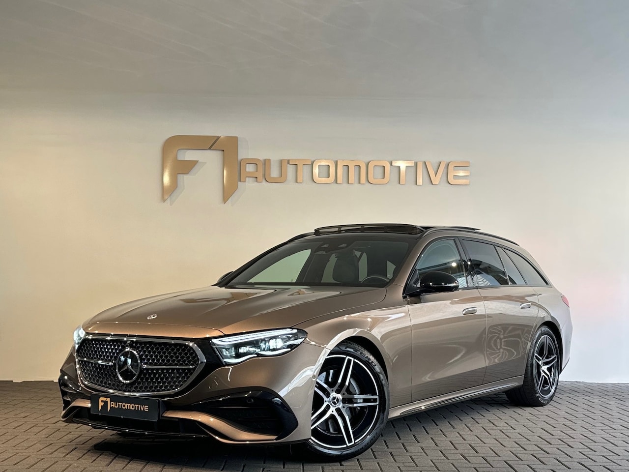 Mercedes-Benz E-klasse - 200 AMG Pano|Memory|3e Scherm|Sfeer|Trekhaak - AutoWereld.nl