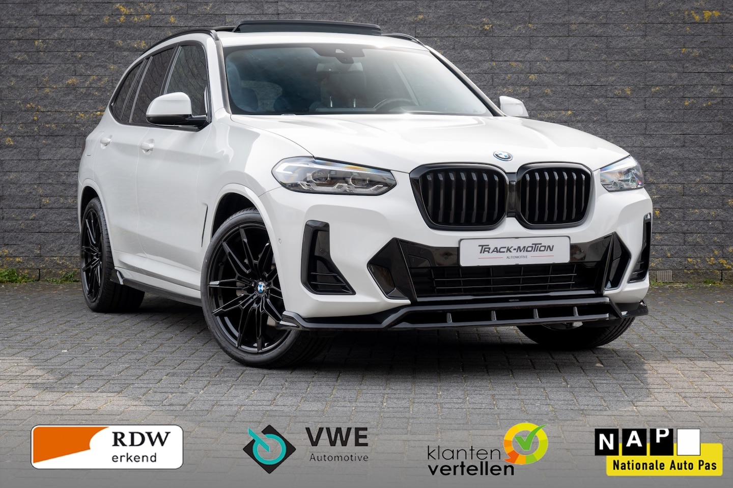 BMW X3 - XDrive30e White & Black Pano - AutoWereld.nl