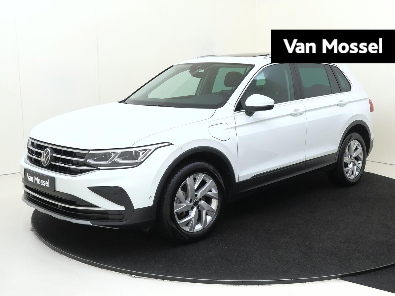 Volkswagen Tiguan - 1.4 TSI eHybrid Elegance | Schuif-/Kanteldak | Virtual Cockpit | Navigatie | Achteruitrijc - AutoWereld.nl