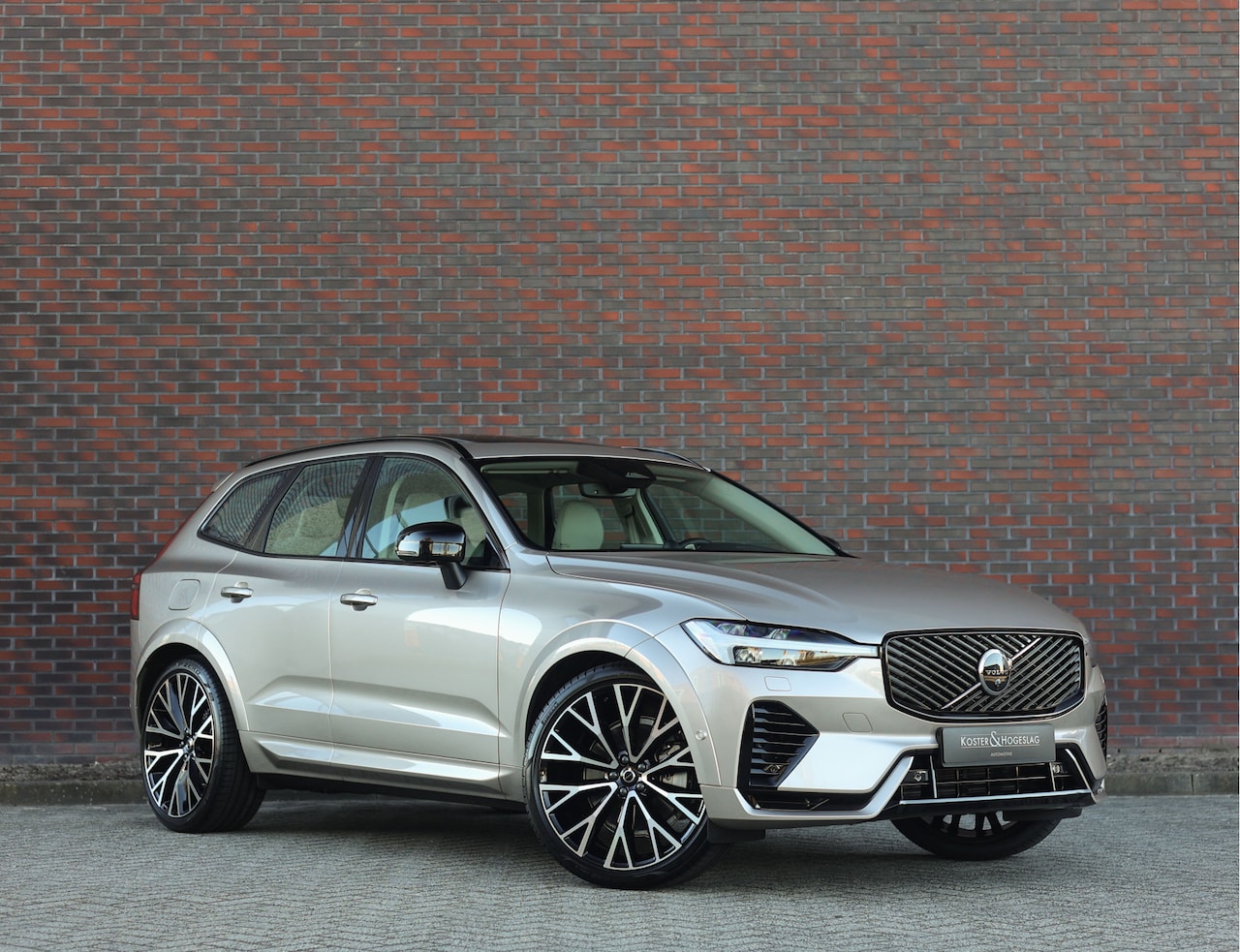 Volvo XC60 - T8 AWD Ultra Dark | Direct rijden! - Trekhaak - Pano - AutoWereld.nl