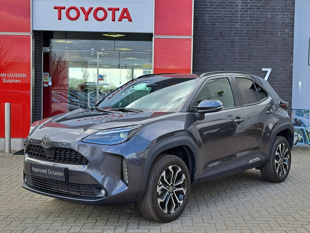 Toyota Yaris Cross - 1.5 Hybrid 115 First Edition STUUR EN STOELVERWARMING ADAPTIVE CRUISE CAMERA APPLE CAR PLA - AutoWereld.nl