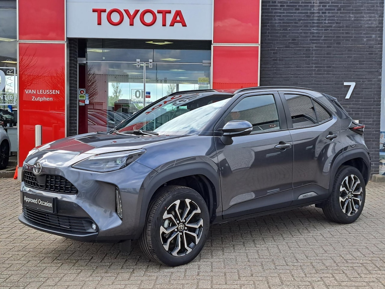 Toyota Yaris Cross - 1.5 Hybrid 115 First Edition STUUR EN STOELVERWARMING ADAPTIVE CRUISE CAMERA APPLE CAR PLA - AutoWereld.nl