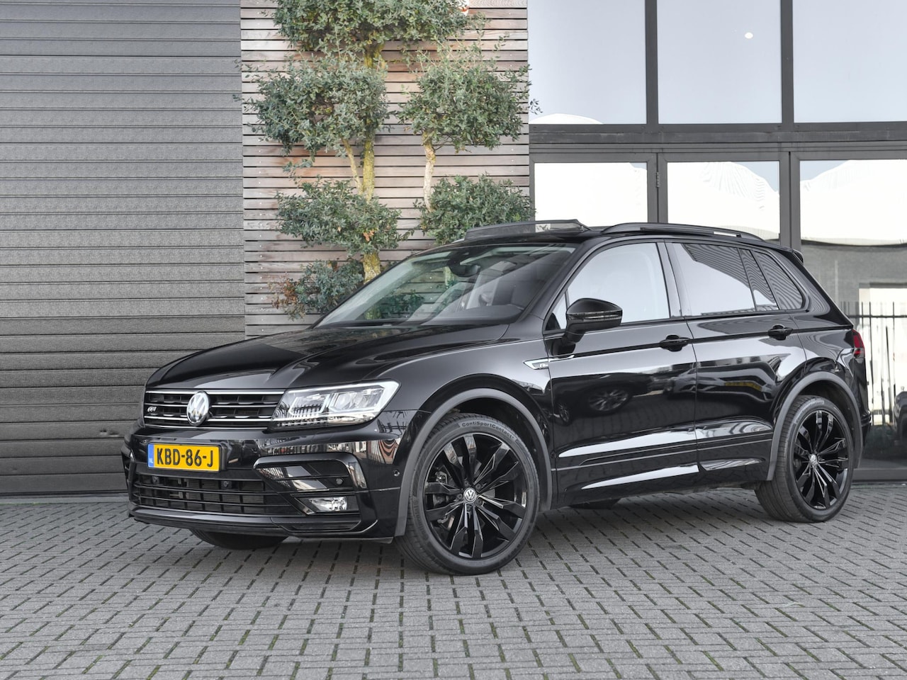 Volkswagen Tiguan - 2.0 TSI 4Motion R-Line Highline Panoramadak Leer Camera Dynaudio 20 inch Velgen - AutoWereld.nl