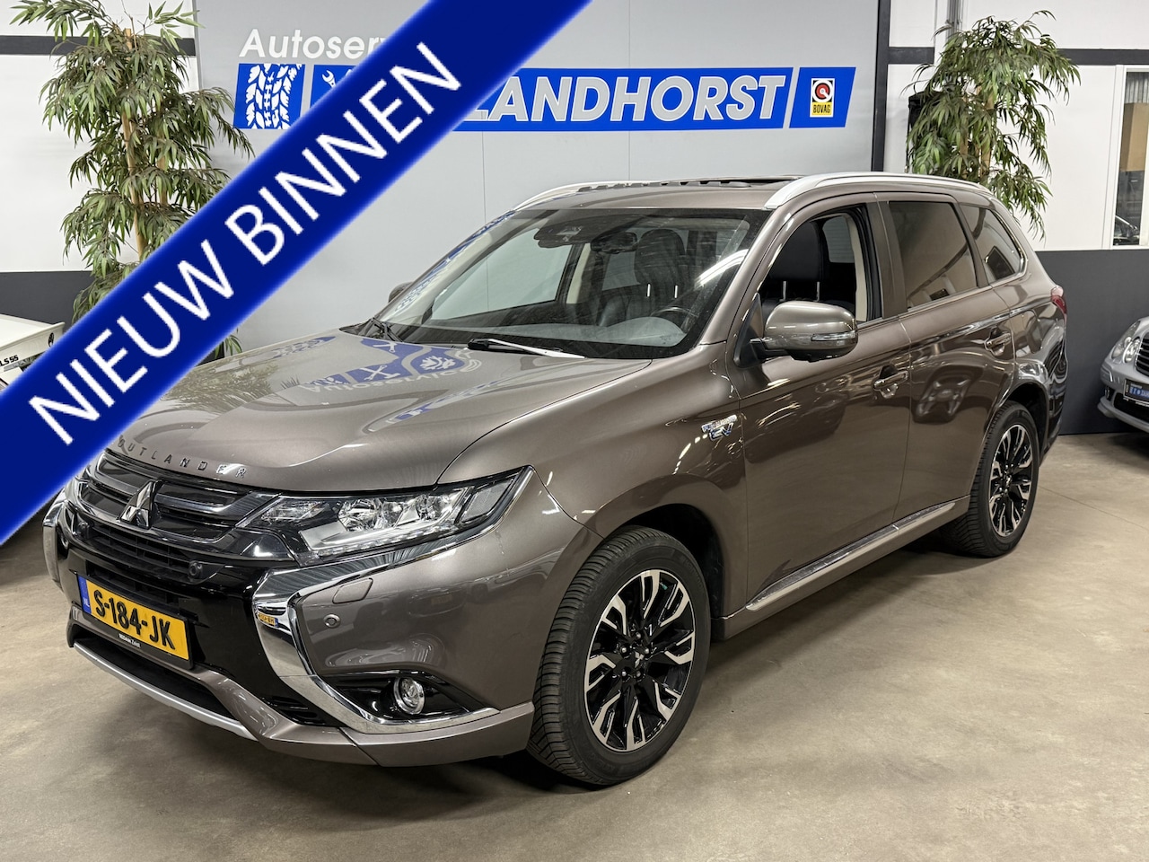 Mitsubishi Outlander - 2.0 PHEV Pure // Leer // Camera // Schuifdak - AutoWereld.nl