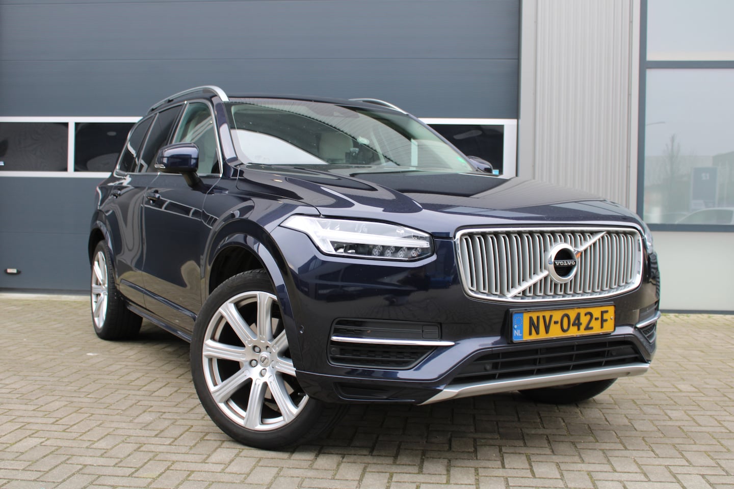 Volvo XC90 - 2.0 D4 Momentum 7 Zits / Trekhaak / Stoelverwarming / Meeneemprijs - AutoWereld.nl