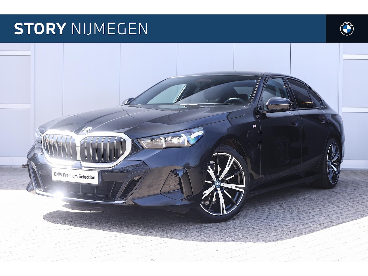 BMW 5-serie - 530e M Sport Automaat / Panoramadak / Parking Assistant Professional / Adaptieve LED / Sto - AutoWereld.nl