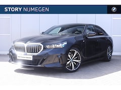 BMW 5-serie - 530e M Sport Automaat / Panoramadak / Parking Assistant Professional / Adaptieve LED / Sto