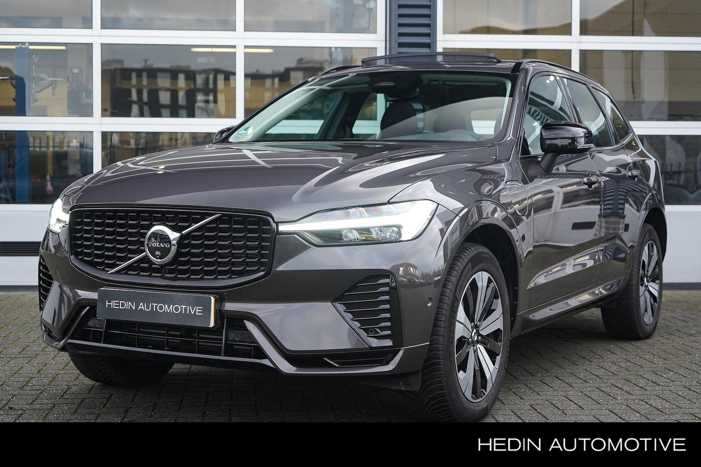 Volvo XC60 - 2.0 T6 Plug-in hybrid AWD Plus Dark | Schuifdak | Elektrische Stoelen | 360 Camera | Stoel - AutoWereld.nl