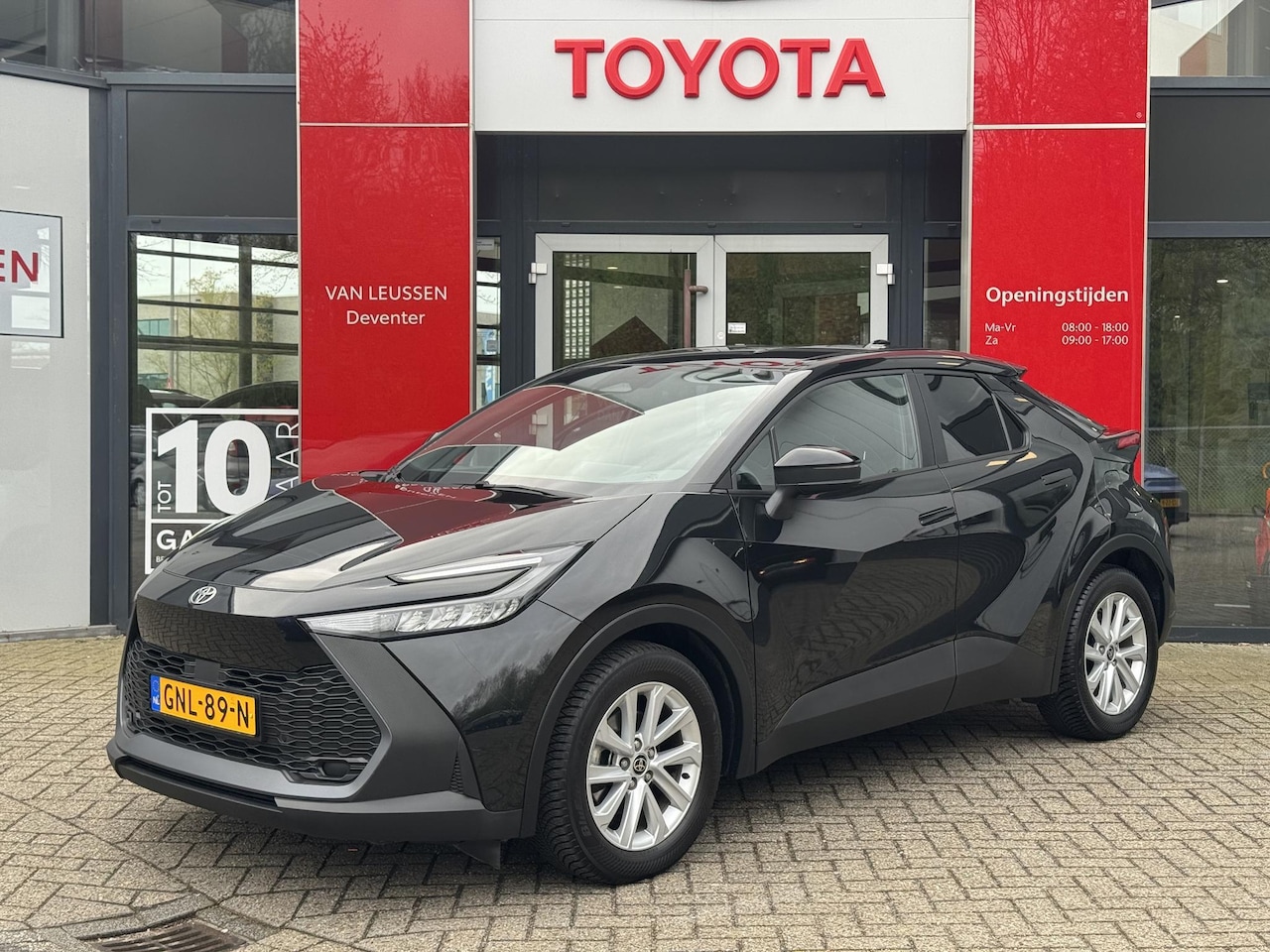 Toyota C-HR - 1.8 Hybrid 140 NL-AUTO ALL SEASON BANDEN CLIMA LM APPLE/ANDROID CAMERA BSM - AutoWereld.nl