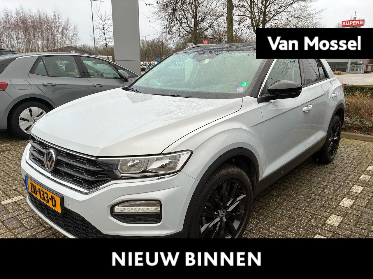 Volkswagen T-Roc - 1.5 TSI Style | Navigatie | trekhaak | Stoelverwarming | Airco | Cruise control Apple carp - AutoWereld.nl