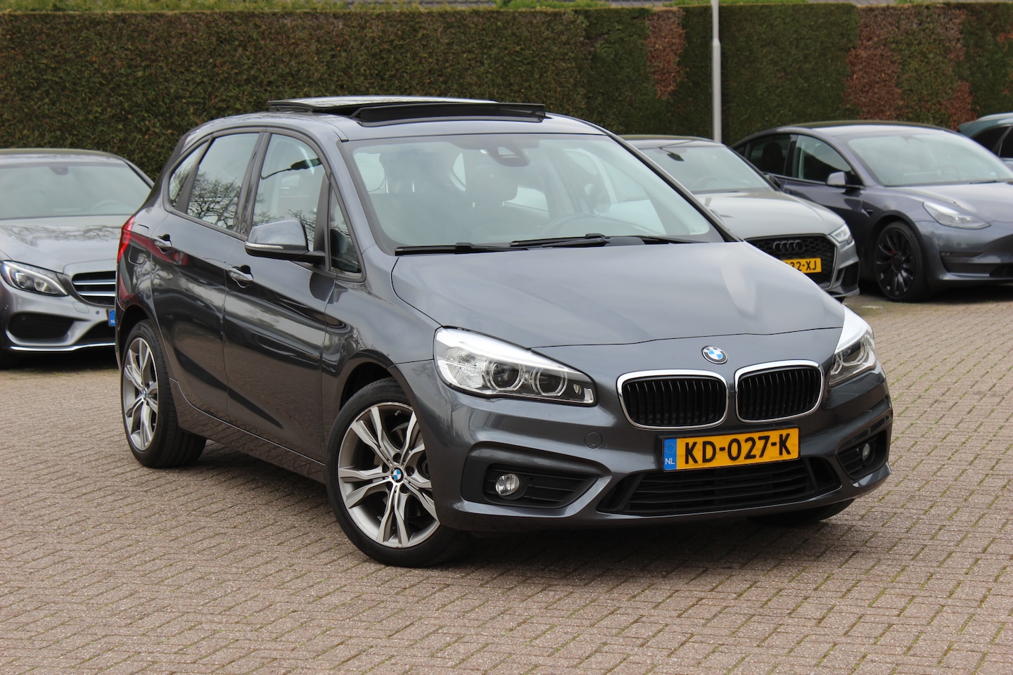 BMW 2-serie Active Tourer - 220i High Executive / Trekhaak / Panoramadak / Navigatie / 18'' / Stoelverwarming / Cruise - AutoWereld.nl