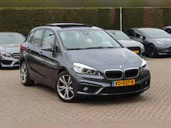 BMW 2-serie Active Tourer - 220i High Executive / Trekhaak / Panoramadak / Navigatie / 18'' / Stoelverwarming / Cruise
