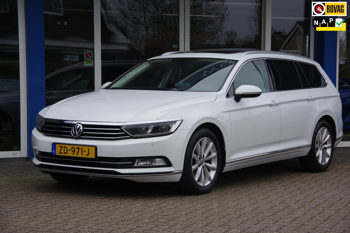 Volkswagen Passat Variant - 1.5 TSI Highline DSG Carplay Trekhaak Panoramadak - AutoWereld.nl