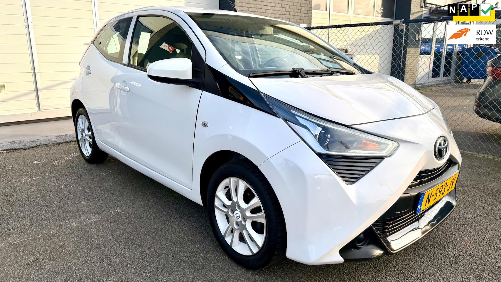Toyota Aygo - 1.0 VVT-i x-play | Camera | Airco | Nette Auto - AutoWereld.nl