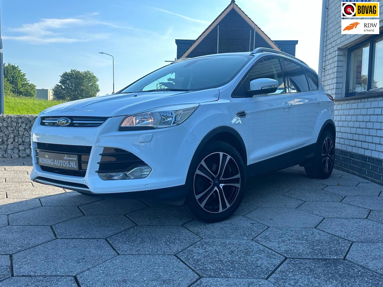 Ford Kuga - 1.6 Titanium/ Pano/ Nwe koppeling/ APK 2027/ Lees tekst svp - AutoWereld.nl