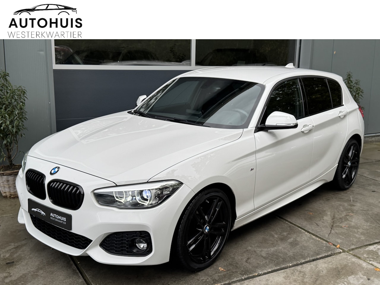BMW 1-serie - 118i 136pk Automaat Executive PDC Navigatie LED - AutoWereld.nl