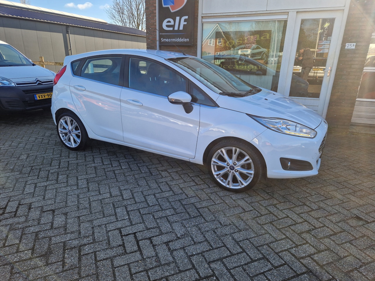 Ford Fiesta - 1.0i "Titanium" Automaat - Navi - Clima - Apk 09-04-2027 !! - AutoWereld.nl
