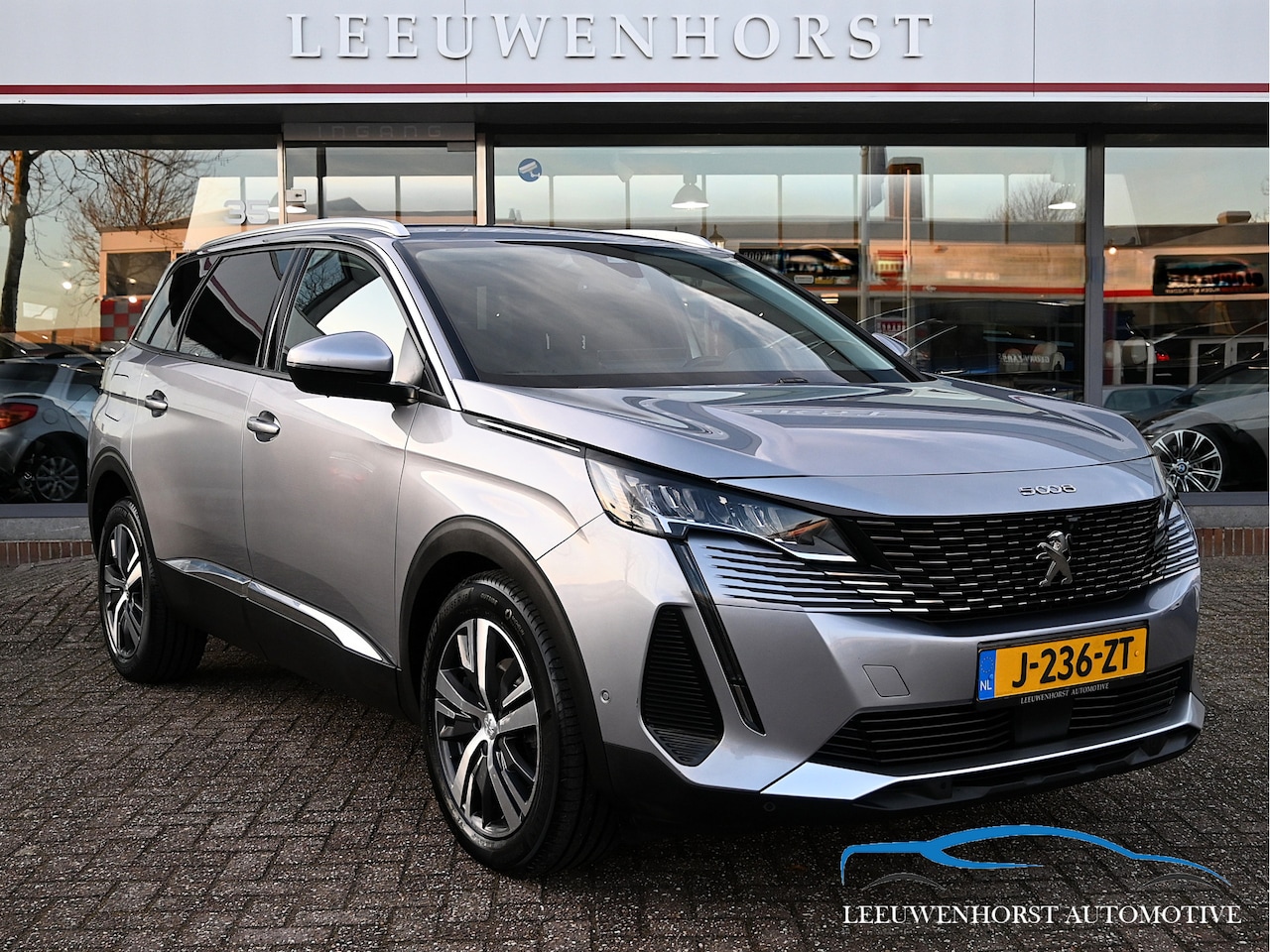 Peugeot 5008 - 1.2 PureTech Blue Lease Allure 1.2 PureTech Blue Lease Allure, model 2021, 7 zits, elektr. achterklep, half leer, navi, c - AutoWereld.nl