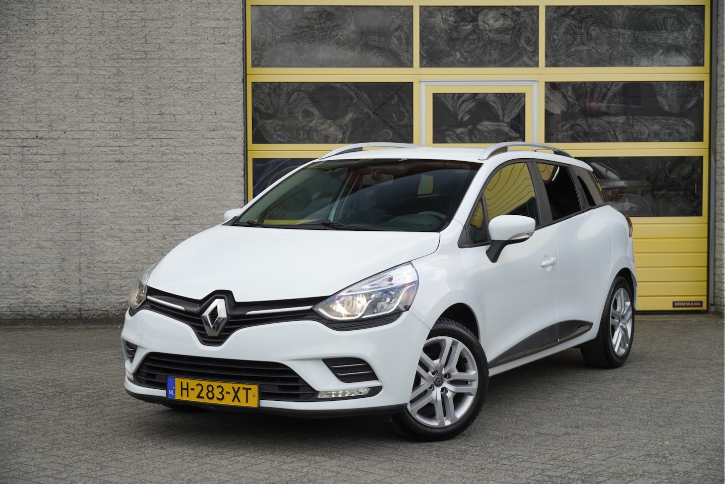 Renault Clio Estate - 0.9 TCe Zen BJ2020 Led | Pdc | Navi | Trekhaak | Airco | Cruise control | Extra getint gla - AutoWereld.nl