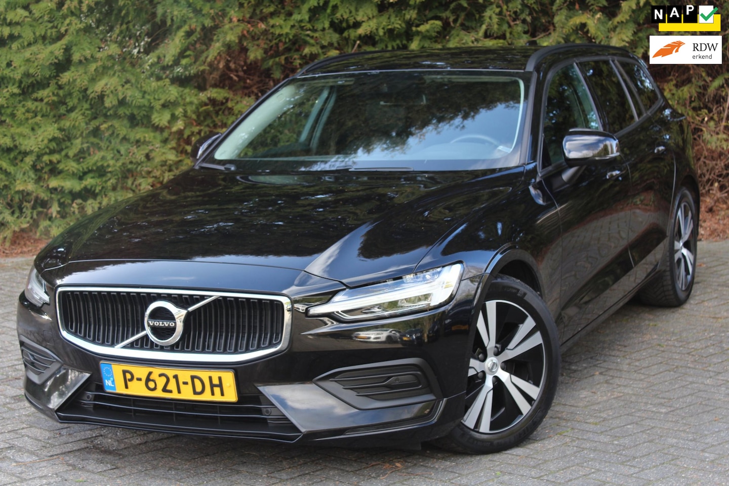 Volvo V60 - 2.0 B3 Momentum 163PK Automaat | Lederen bekleding | Parkeercamera | Apple/Android Carplay - AutoWereld.nl