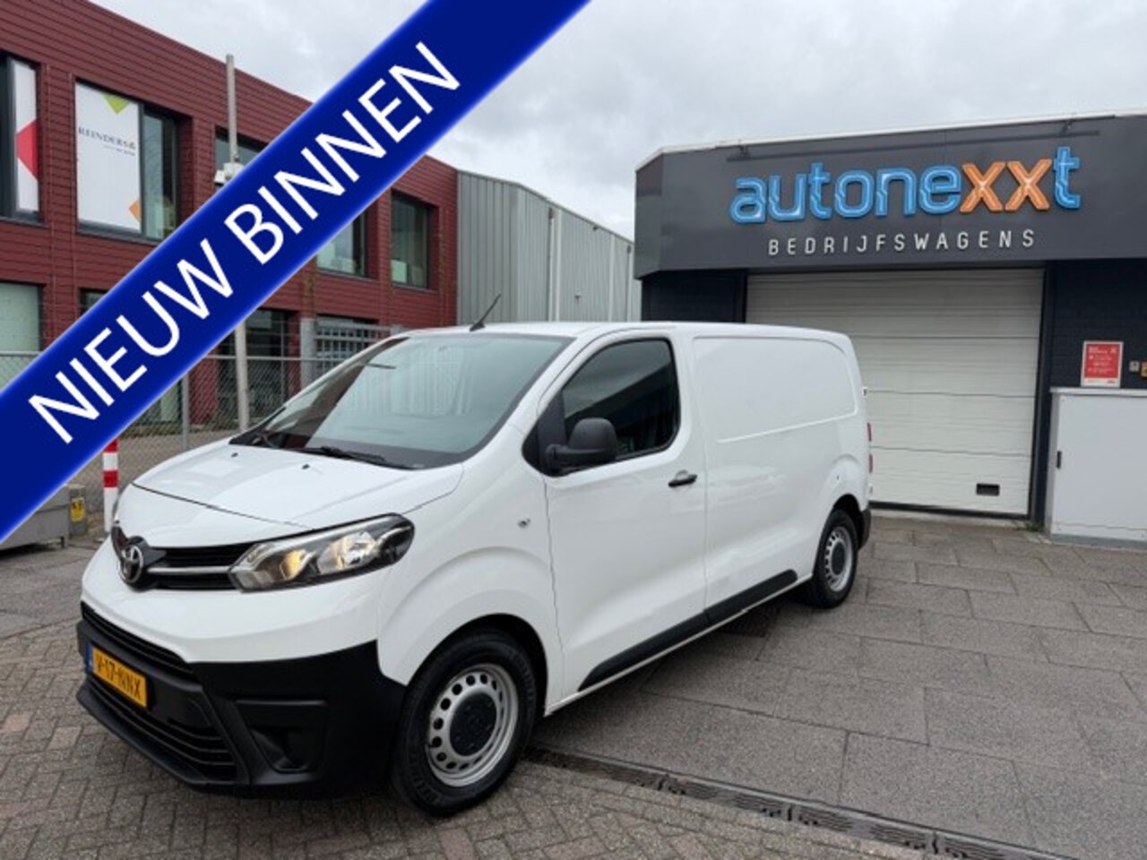 Toyota ProAce Worker - 1.5 D-4D Cool Comfort AIRCO I PDC I 3-ZITS I LEDER INTERIEUR I ELEKTRISCHE RAMEN EN SPIEGE - AutoWereld.nl