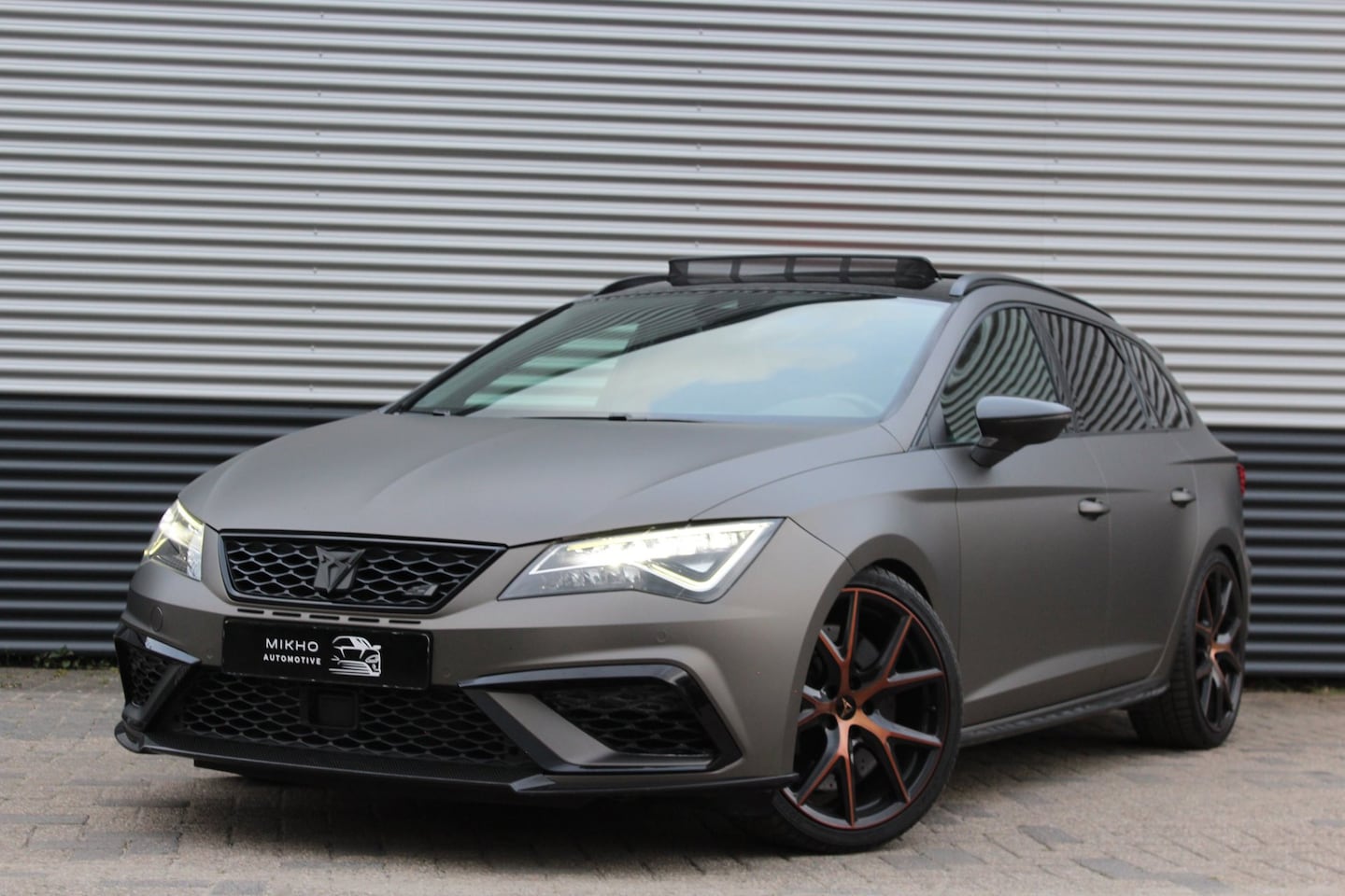 SEAT Leon ST - 2.0 TSI CUPRA R 4Motion | Schaalstoelen | Panoramadak | Virtual dashboard | Keyless | Beat - AutoWereld.nl