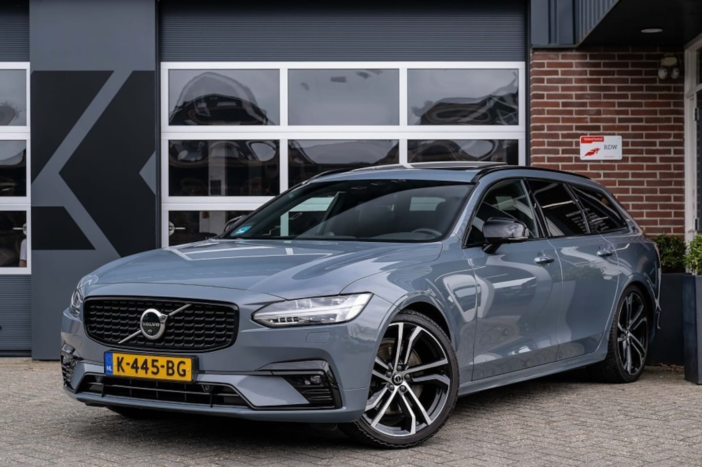 Volvo V90 - 2.0 B4 R-Design | Panorama | Bowers & Wilkins | Head-Up | 360 Camera | Trekhaak | 20' Inch - AutoWereld.nl