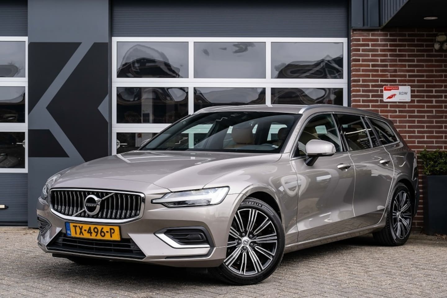 Volvo V60 - 2.0 T5 Inscription | Trekhaak | Leder | Adaptive Cruise | NL Auto | NAP | 18 Inch | - AutoWereld.nl