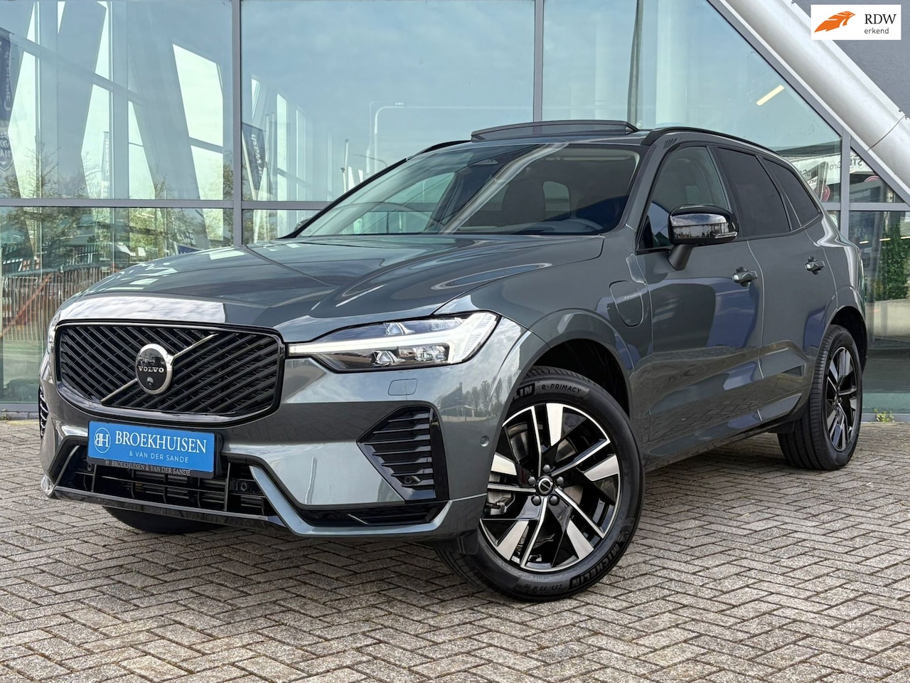 Volvo XC60 - 2.0 T8 Plug-in hybrid AWD Plus Dark 455pk Panoramadak / Head Up Display / Elekt. Trekhaak - AutoWereld.nl