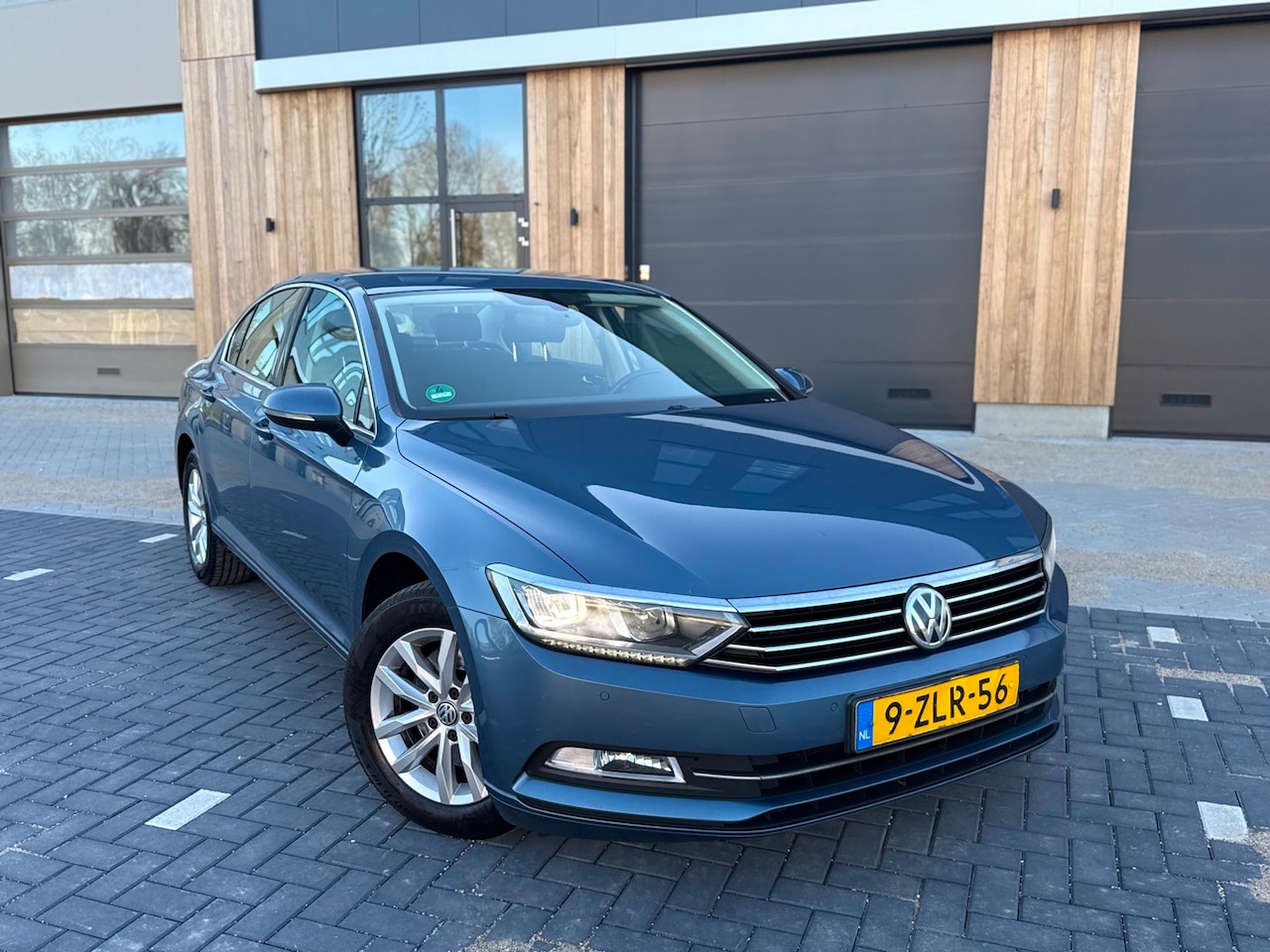 Volkswagen Passat - 1.6 TDI Comfortline (bj 2015) SEDAN XENON|NAVI|LMV - AutoWereld.nl
