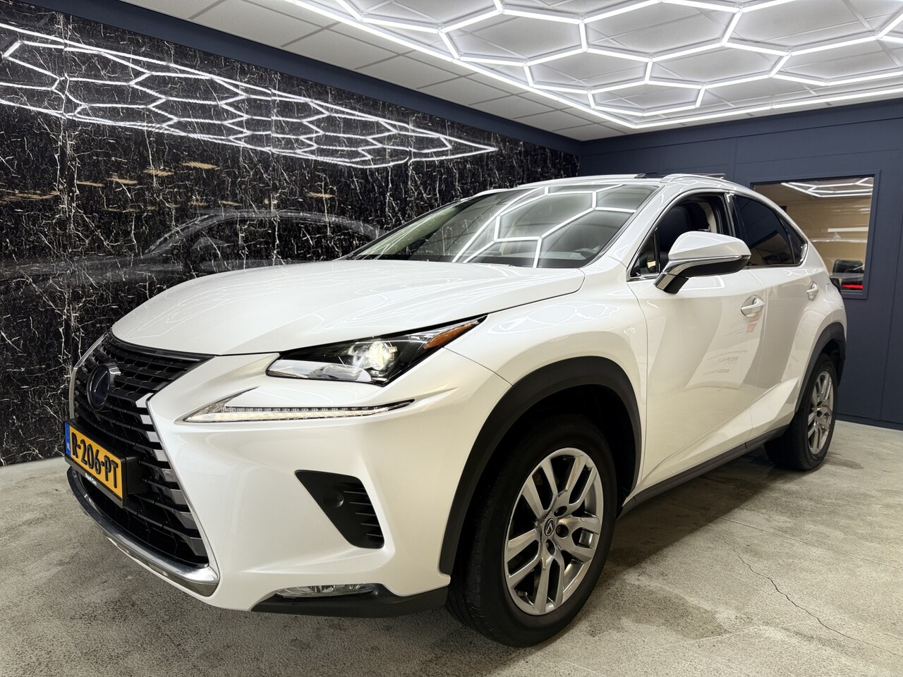 Lexus NX - 300h AWD Ultimate Edition panorama - AutoWereld.nl