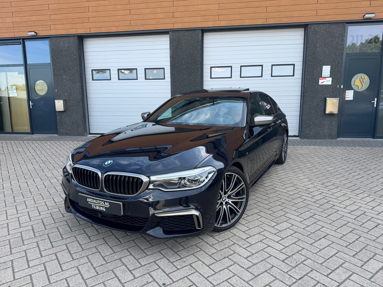 BMW 5-serie - M550i xDrive High Executive Massage-Head Up - AutoWereld.nl
