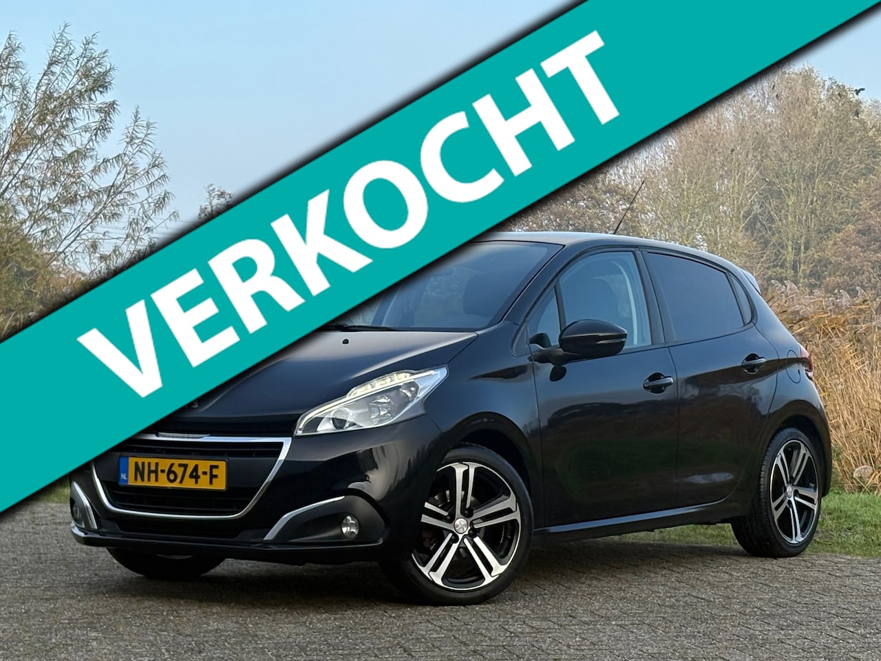 Peugeot 208 - 1.2 PureTech B.L. Executive - Noir Perla Nera - Nav/Bl.tooth/Cruise - AutoWereld.nl