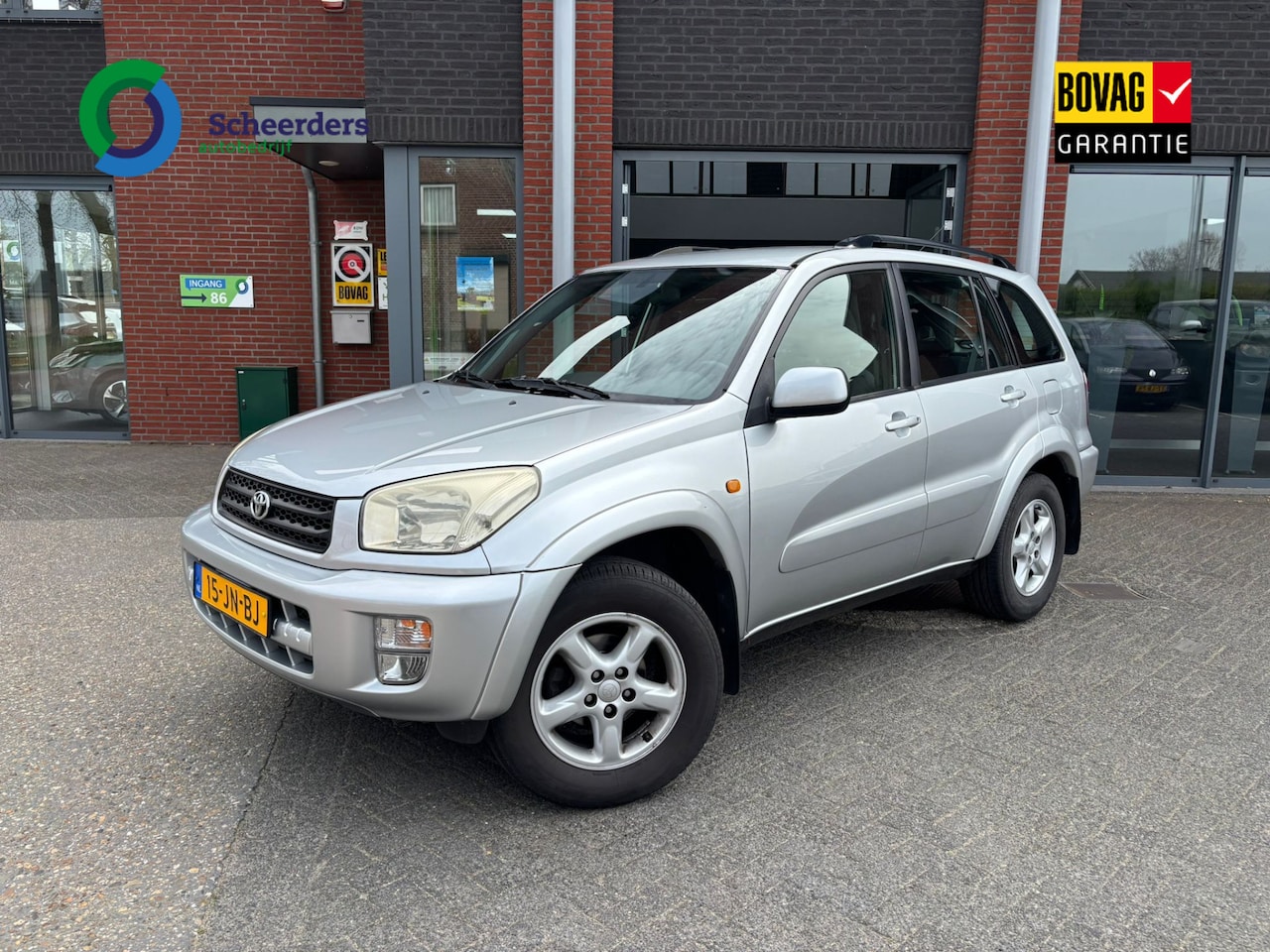 Toyota RAV4 - 2.0-16V VVT-i Sol 2.0-16V VVT-i Sol,Trekhaak,1 jaar garantie - AutoWereld.nl