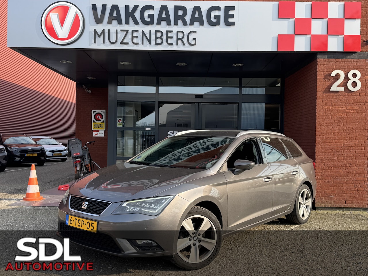 SEAT Leon ST - 1.2 TSI Style First Edition // NAVI // PDC V + A // TREKHAAK // CRUISE // BOEKJES ERBIJ NE - AutoWereld.nl