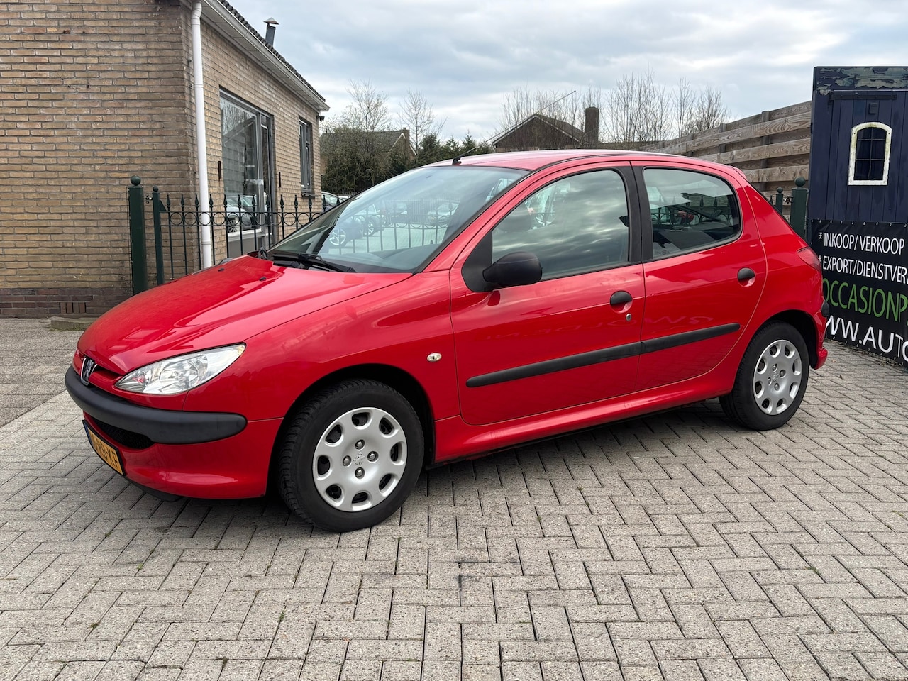 Peugeot 206 - 1.1 XR | leuke auto die goed rijd en schakelt | nieuwe apk keuring bij levering ! - AutoWereld.nl