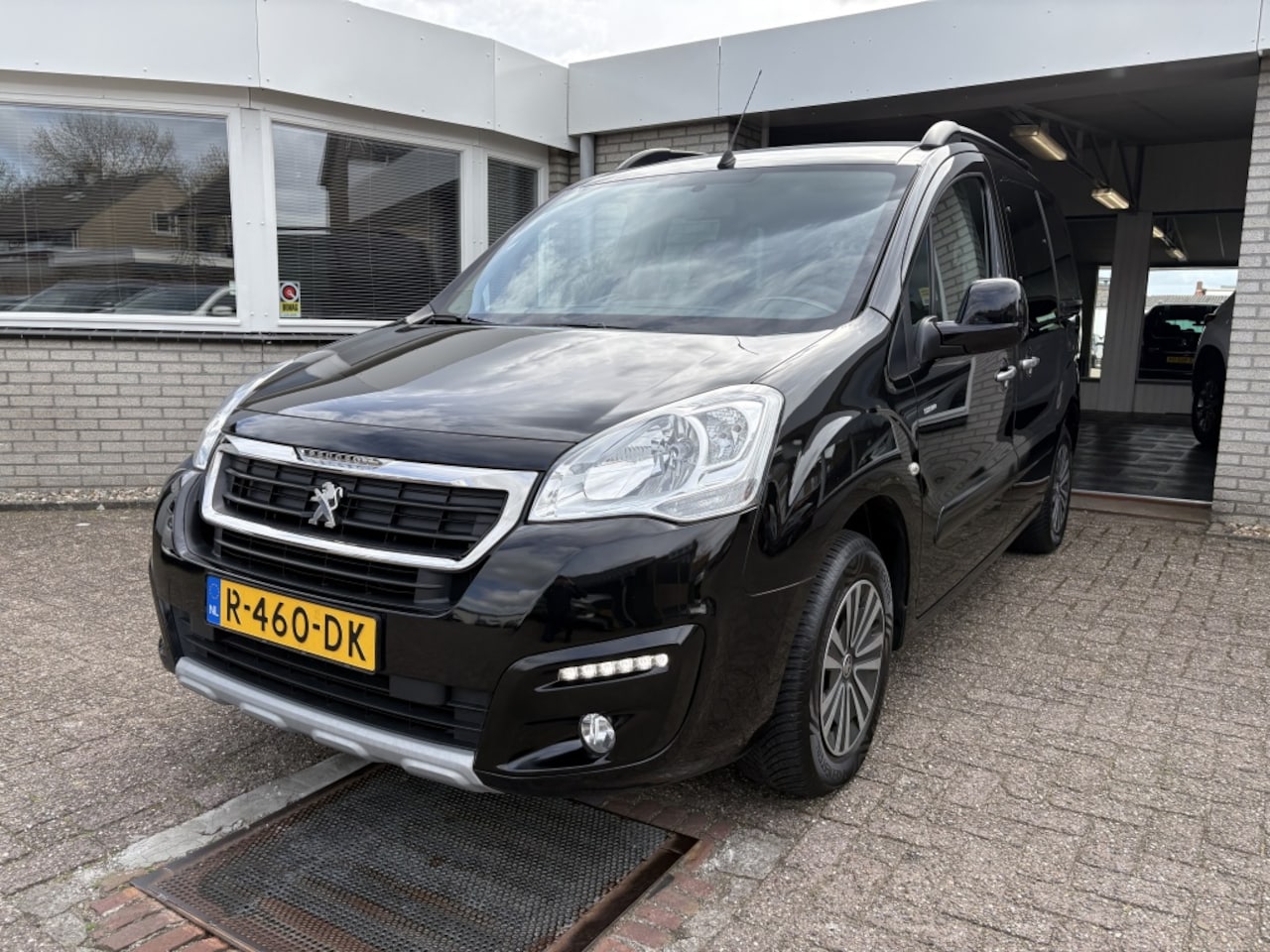 Peugeot Partner Tepee - 1.2 110pk Style Navigatie - AutoWereld.nl