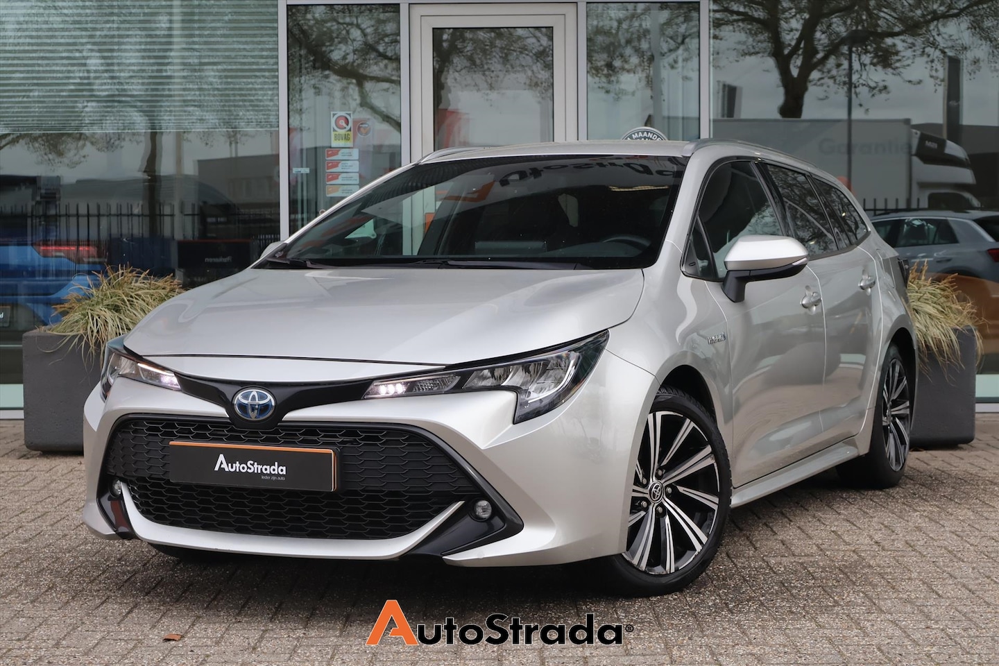 Toyota Corolla Touring Sports - 2.0 Business Plus Hybrid 184pk | Stoelverwarming | ACC | Climate | Trekhaak | Carplay - AutoWereld.nl