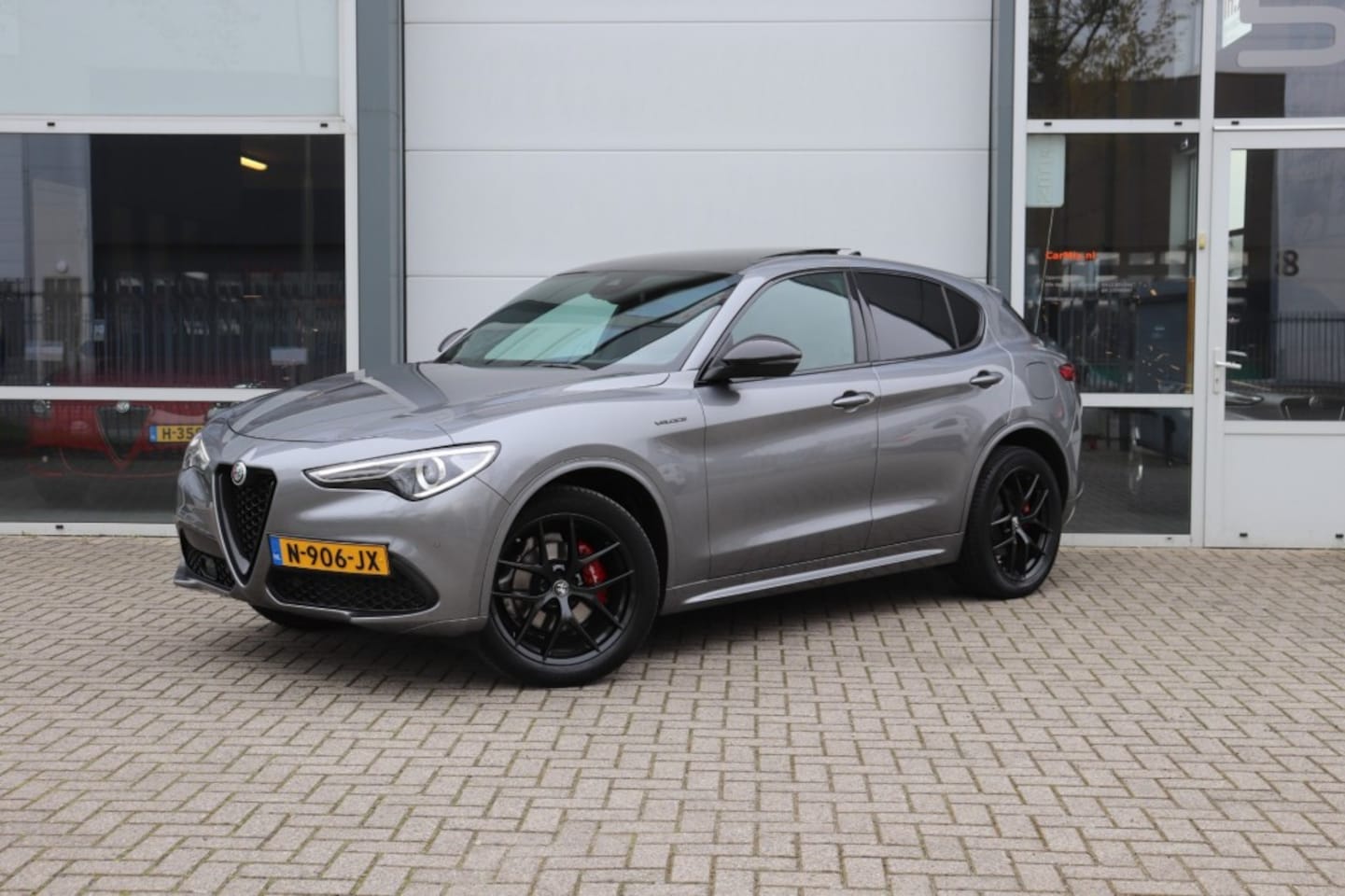 Alfa Romeo Stelvio - 2.0 T Q4 280PK AWD VELOCE/1E EIG./GRIGIO STROMBOLI/A.CARPLAY/20 - AutoWereld.nl