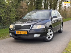 Skoda Octavia Combi - 1.6 FSI Elegance | Airco + Cruise control Nu € 1.450,