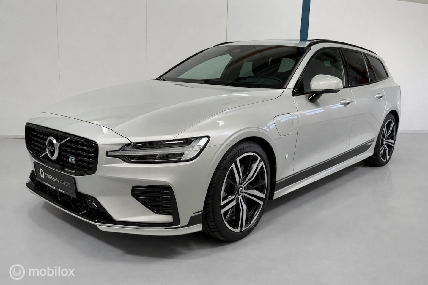 Volvo V60 - 2.0 T6 Twin Engine AWD R-Design PANO / TREKHAAK - AutoWereld.nl