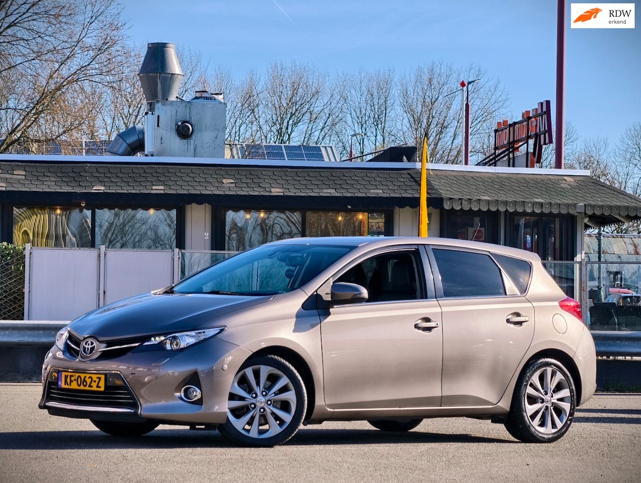 Toyota Auris - 1.8 Hybrid Executive // STOELVERWARMING / PDC / CAMERA / CRUISE / NAVI / TREKHAAK - AutoWereld.nl
